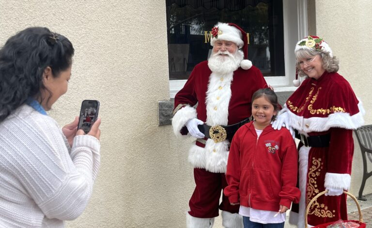 Shoppers fill Old Town Clovis for Small Business Saturday