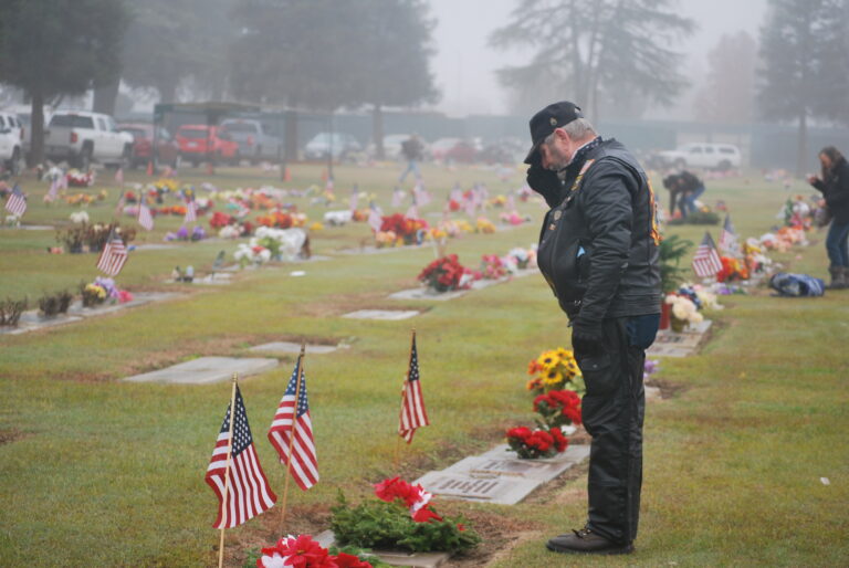 Community gathers at Clovis Cemeteries to honor fallen veterans